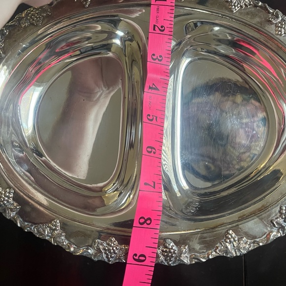 Old English Silver Plated Covered Entree Tray - Picture 10 of 13
